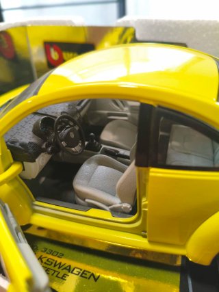 Volkswagen New Beetle 1/18 Burago Amarillo