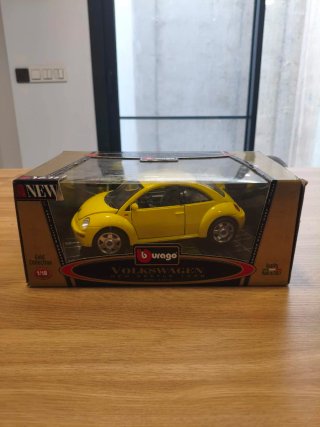 Volkswagen New Beetle 1/18 Burago Amarillo