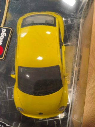 Volkswagen New Beetle 1/18 Burago Amarillo