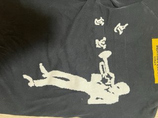 Camiseta Louis Vuitton Negra con Diseño Blanco