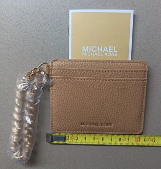 Michael Kors Tarjetero Beige con Cadena Dorada