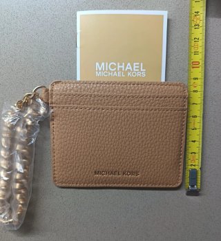 Michael Kors Tarjetero Beige con Cadena Dorada