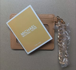 Michael Kors Tarjetero Beige con Cadena Dorada