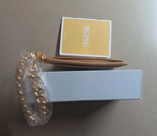 Michael Kors Tarjetero Beige con Cadena Dorada