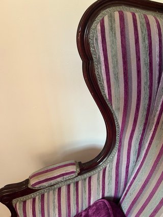 2 Butacas orejera de terciopelo y madera
