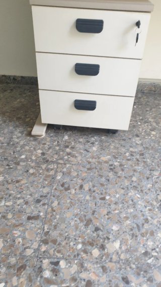Escritorio con cajonera para recepción .