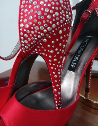 Zapatos de tacón joya Victoria Delef rojos