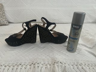 Zapatos de cuña negros TRG