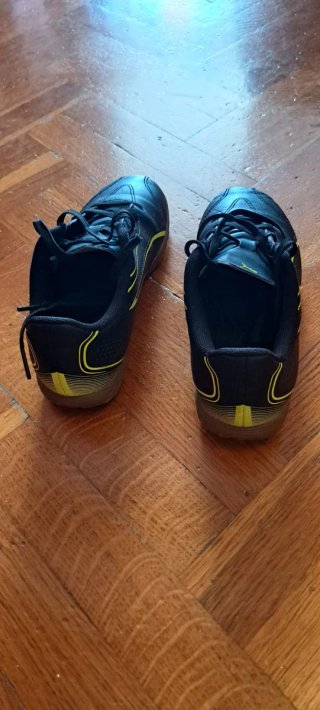 Zapatillas Puma niño negras y amarillas talla 34.