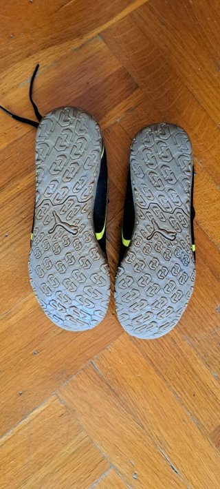 Zapatillas Puma niño negras y amarillas talla 34.