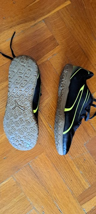 Zapatillas Puma niño negras y amarillas talla 34.