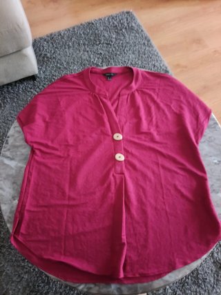 Blusa Cortefiel color buganvilla con botones.