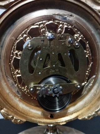Reloj de sobremesa dorado antiguo