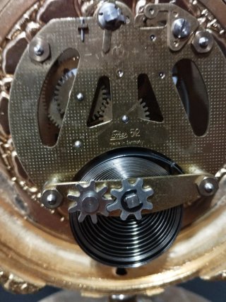 Reloj de sobremesa dorado antiguo