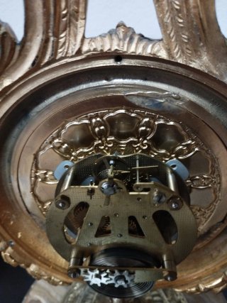 Reloj de sobremesa dorado antiguo
