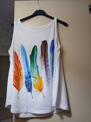 Camiseta sin mangas con plumas