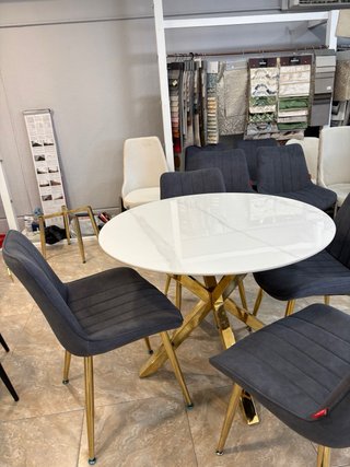 Mesa de comedor redonda efecto mármol + 4 sillas