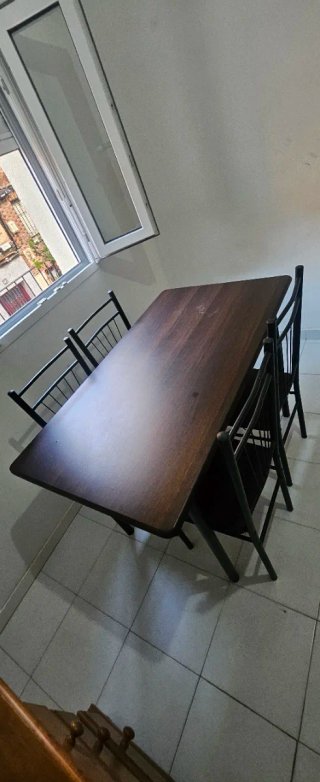 Mesa de comedor madera y metal en excelente estado