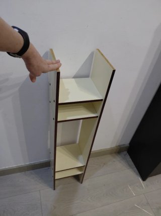 Estantería de madera beige y marrón
