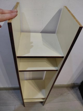 Estantería de madera beige y marrón