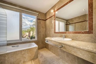 Casa en venta en Nueva Andalucía centro en Marbella