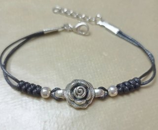 Pulsera cuero negro con detalle de rosa.