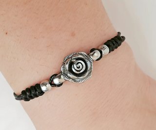Pulsera cuero negro con detalle de rosa.