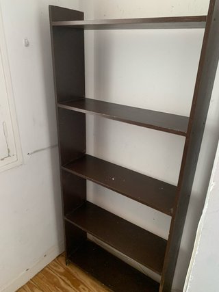 Estantería de madera marrón