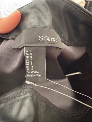 Pantalones de cuero negros con abertura