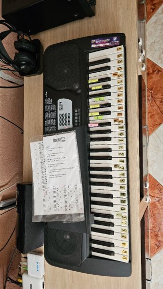Piano electrónico con pegatinas de notas