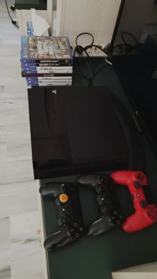 PS4 1TB con 3 mandos y lote de juegos