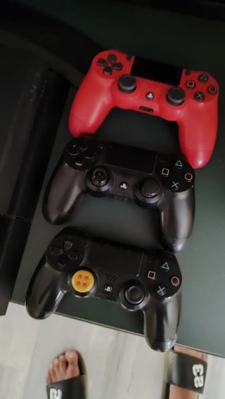 PS4 1TB con 3 mandos y lote de juegos
