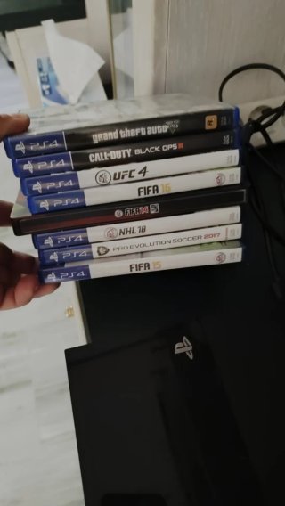 PS4 1TB con 3 mandos y lote de juegos