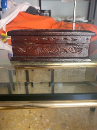Caja de madera maciza tallada