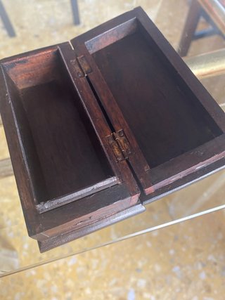 Caja de madera maciza tallada