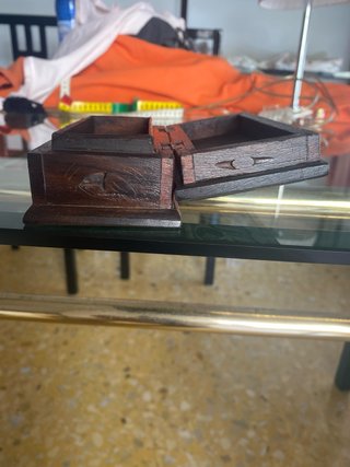 Caja de madera maciza tallada