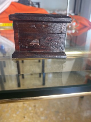 Caja de madera maciza tallada
