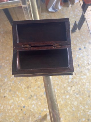 Caja de madera maciza tallada