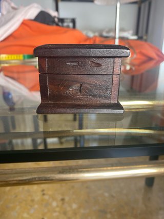 Caja de madera maciza tallada