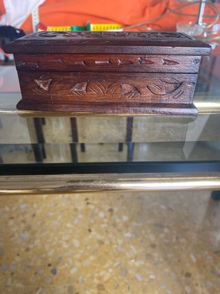 Caja de madera maciza tallada