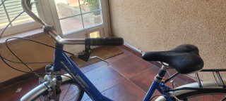 Bicicleta paseo azul con marchas