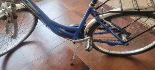 Bicicleta paseo azul con marchas