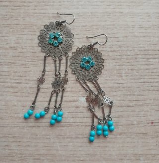 Pendientes plateados con detalles turquesa
