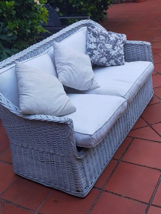 Conjunto sofá y sillones mimbre blanco
