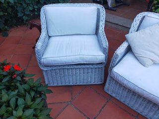 Conjunto sofá y sillones mimbre blanco
