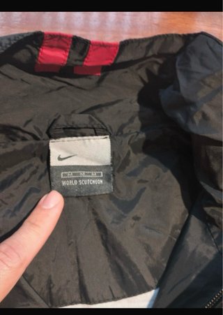 Cortavientos Nike Negro Blanco Tiene una grieta.