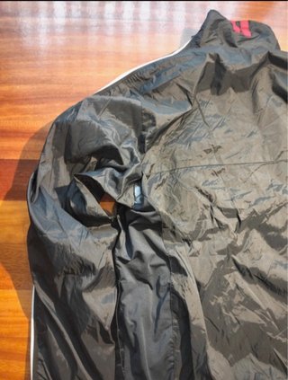 Cortavientos Nike Negro Blanco Tiene una grieta.