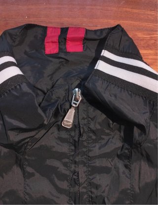 Cortavientos Nike Negro Blanco Tiene una grieta.