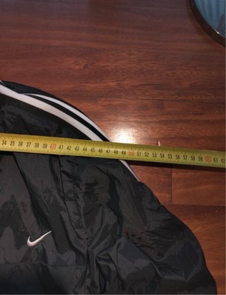 Cortavientos Nike Negro Blanco Tiene una grieta.