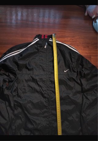 Cortavientos Nike Negro Blanco Tiene una grieta.